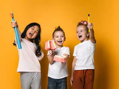Acquérir de bonnes habitudes d'hygiène bucco-dentaire dès les premières étapes de la vie de votre enfant est un objectif majeur dont les répercussions sont visibles jusqu'à l'âge adulte.