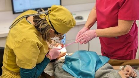 Dre Grégoire procédant à l'examen dentaire d'un enfant